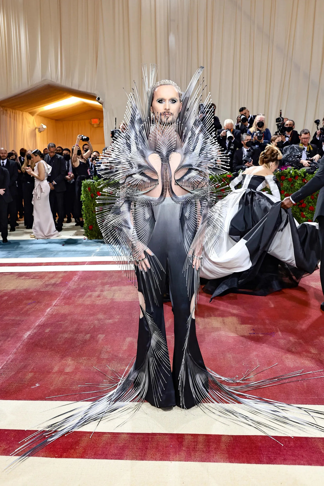 8 LOOKS DE LA MET GALA NO BINARIOS